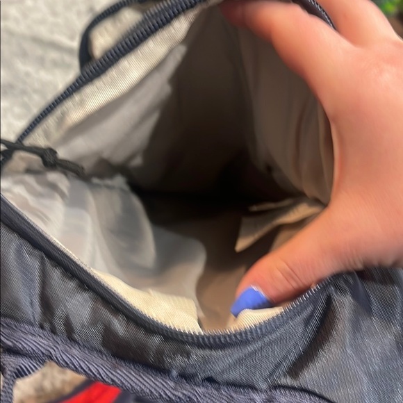 High Sierra Gray and Red 2L hydration pack - Picture 4 of 4